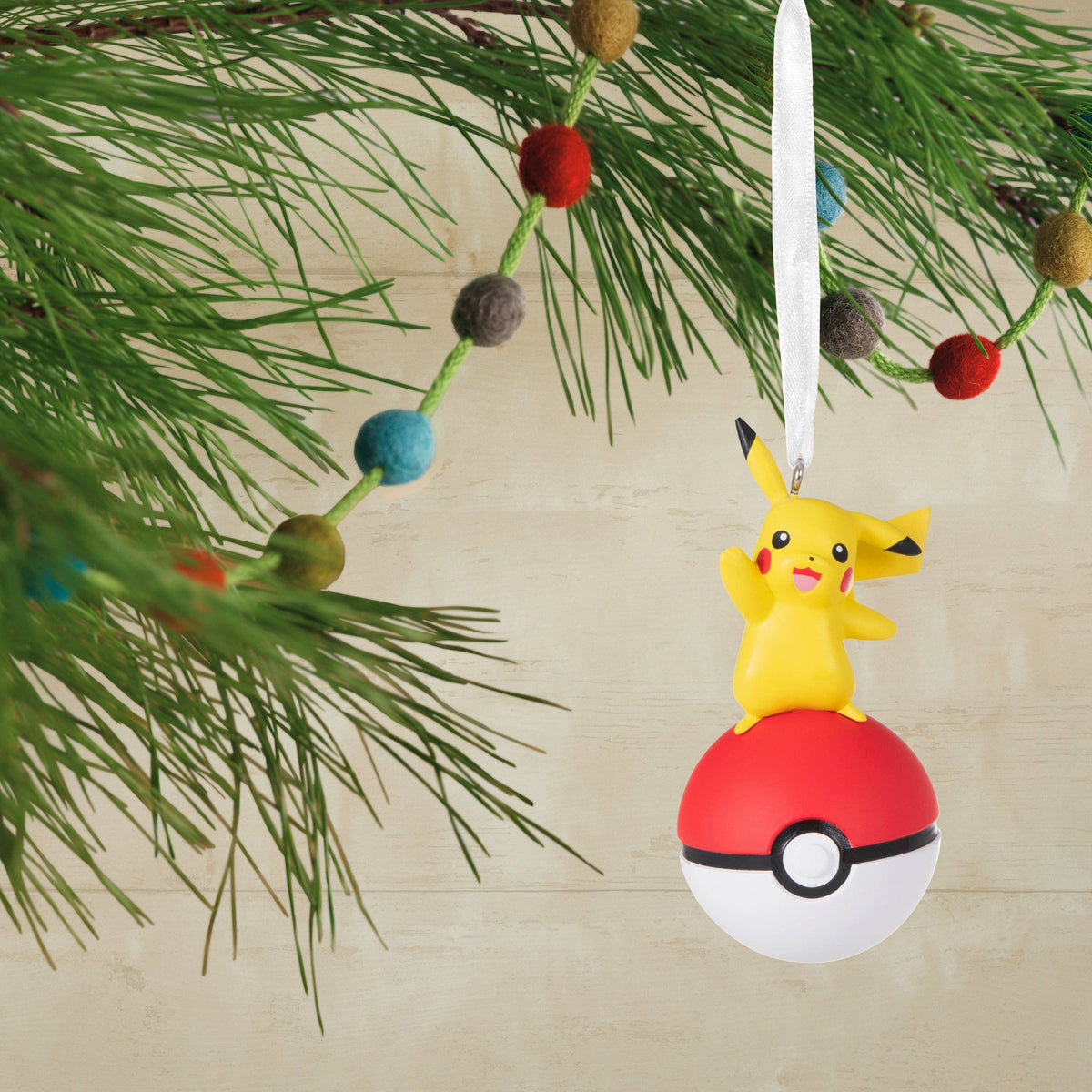 Hallmark - Collectable Pikachu & Pokémon Ball Hanging Ornament