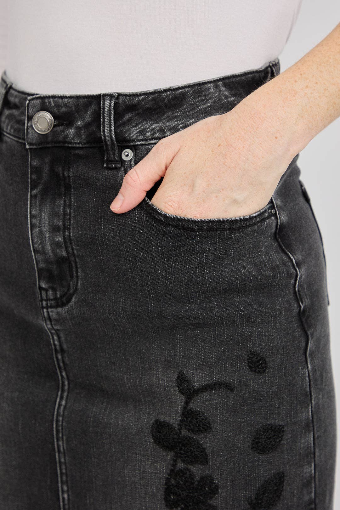 Mudflower - Embroidered Floral Washed Black Denim Midi Skirt - PACK OF 8: 16
