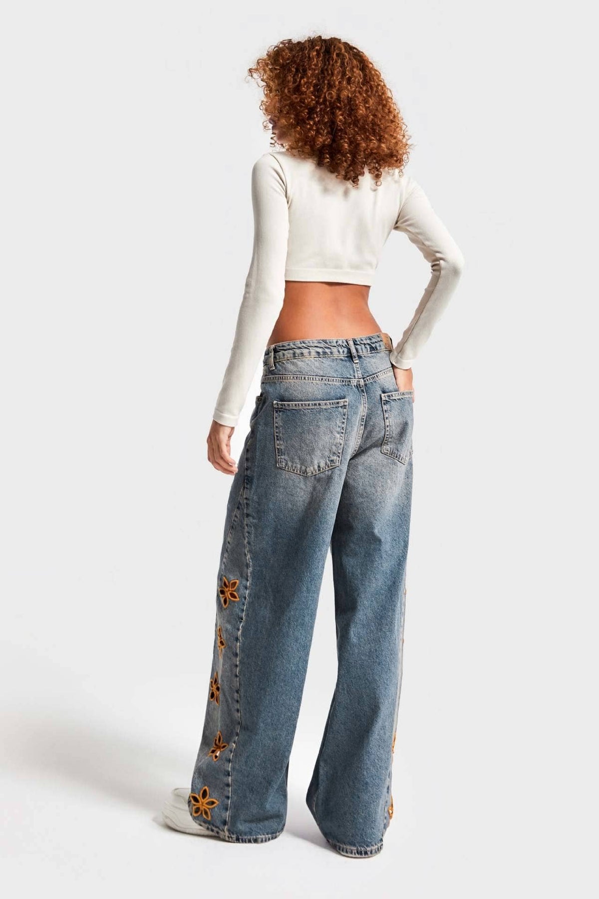 Rosa Clothing - Floral cutout Embroidered Distressed jeans: Blue / S