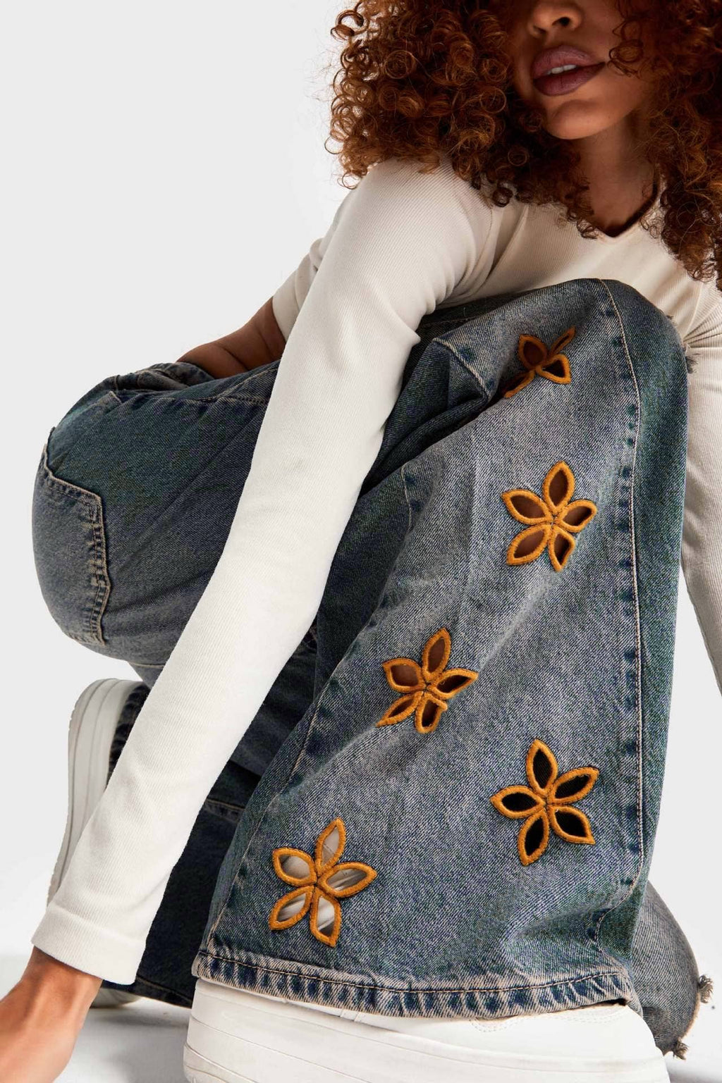 Rosa Clothing - Floral cutout Embroidered Distressed jeans: Blue / L